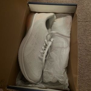 ASIC Gel Runners size 6.5 kids NWT